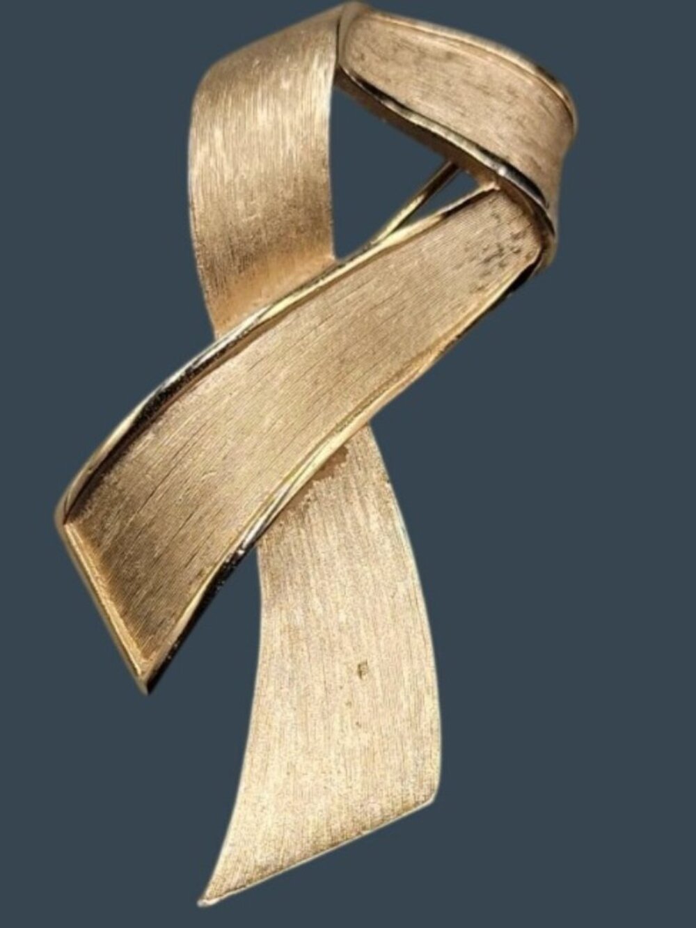 Vintage Crown Trifari Ribbon Brooch Textured Gold Tone Polished Edges